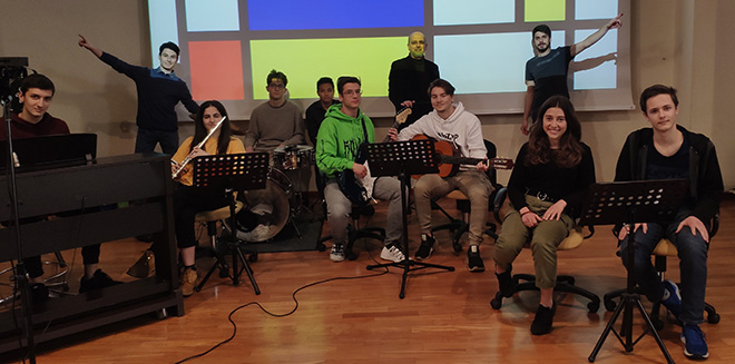 claudio-sottocornola-con-gli-studenti-di-over-the-rainbow